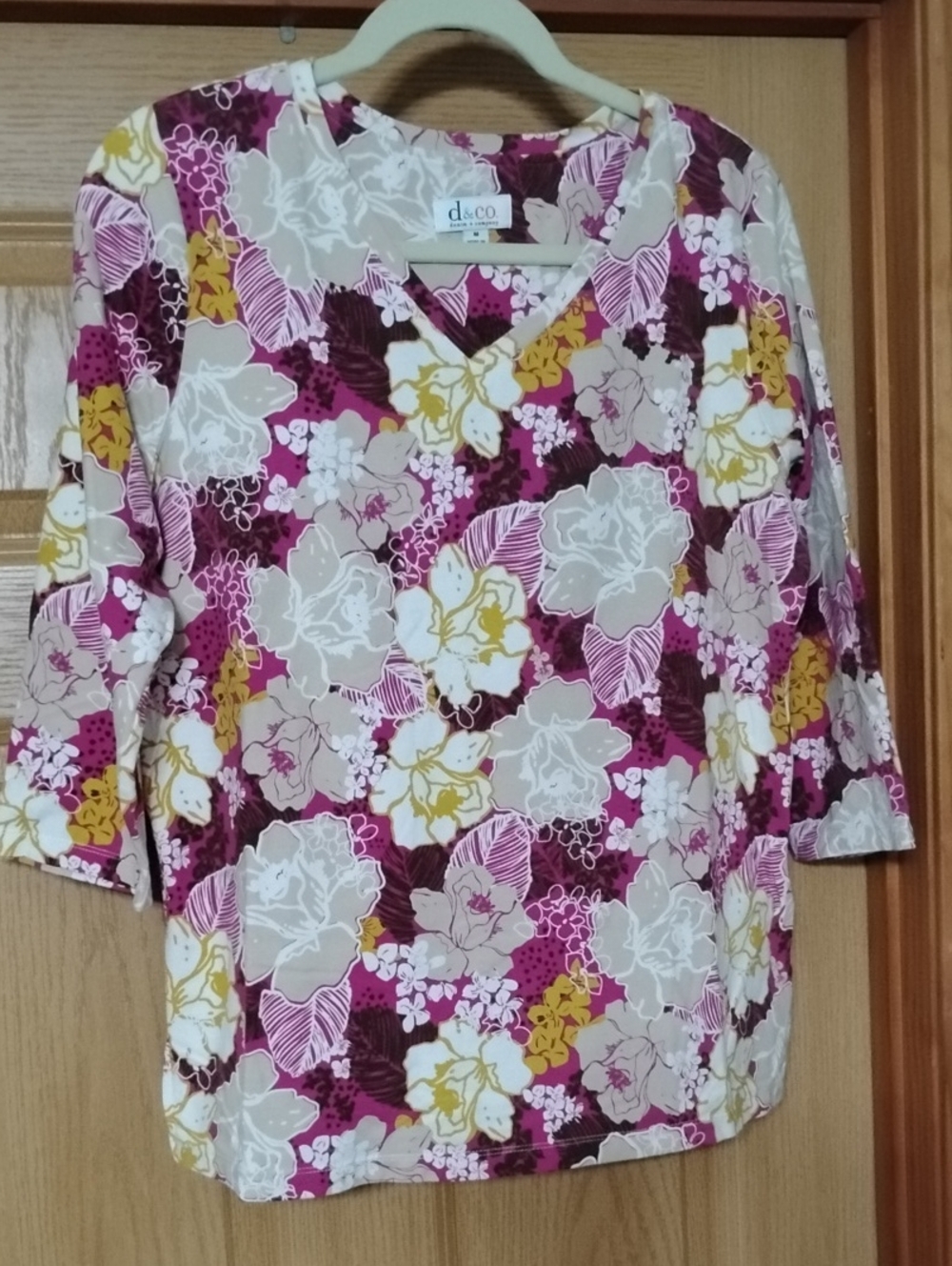 Denim &Co Floral V-Neck Women's Top in Fuchsia Multi Medium .EUC.